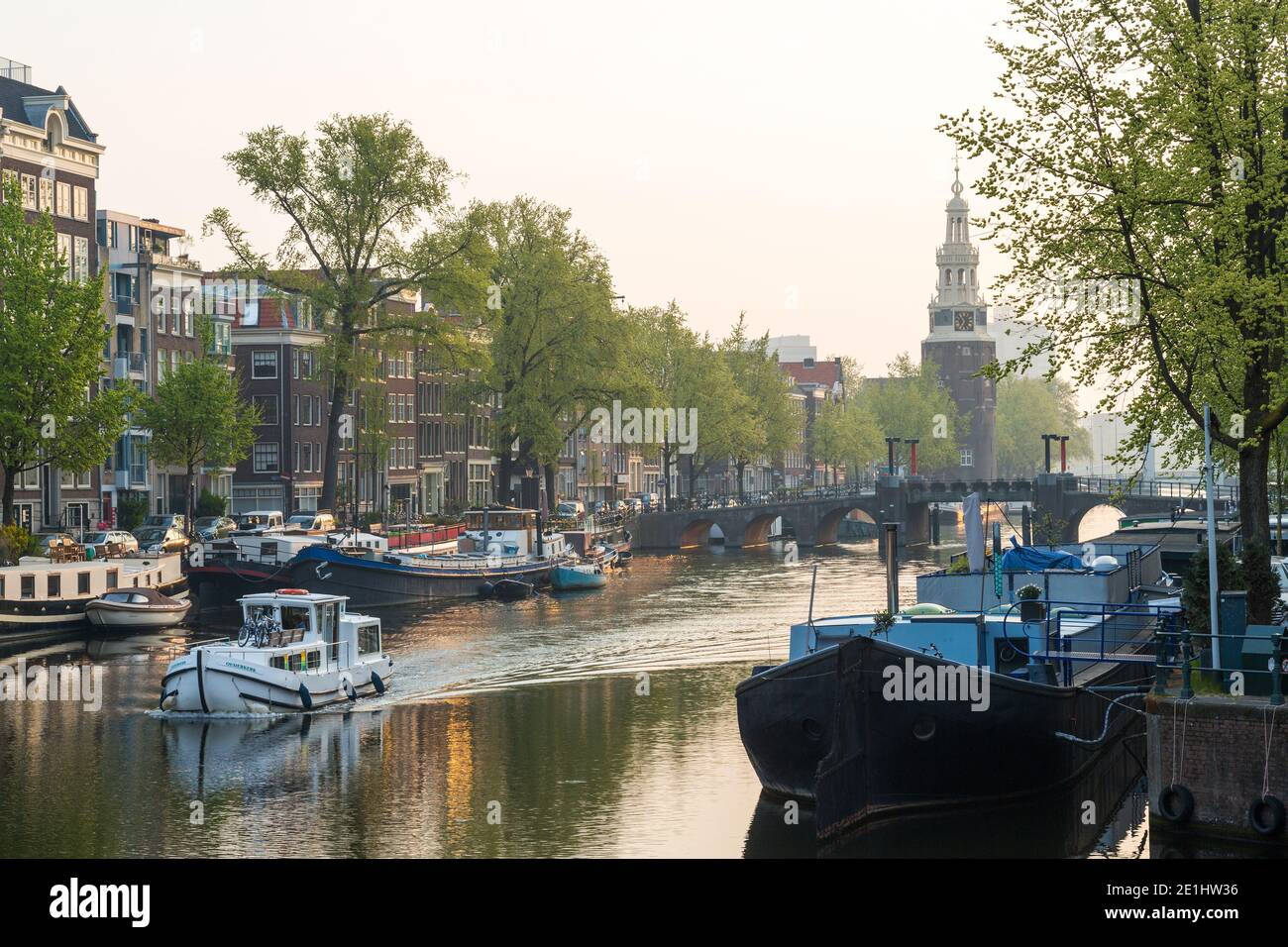 Le canal d'Oudeschans à Amsterdam avec la tour Montelbaanstoren en arrière-plan, Amsterdam, Hollande, pays-Bas Banque D'Images