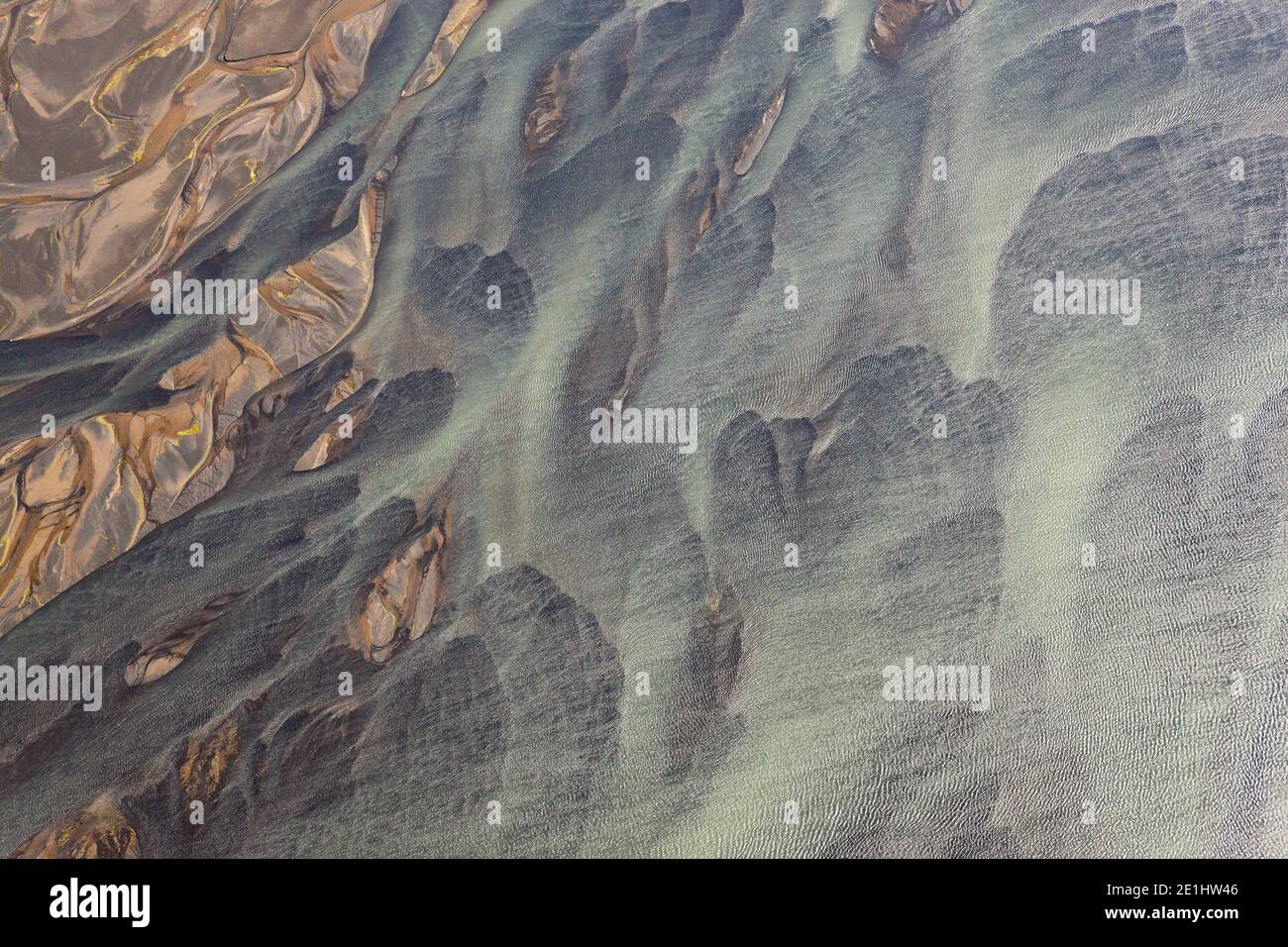 Vue aérienne de la rivière Hosa colorés par la fonte des glaciers, l'Islande SW Banque D'Images
