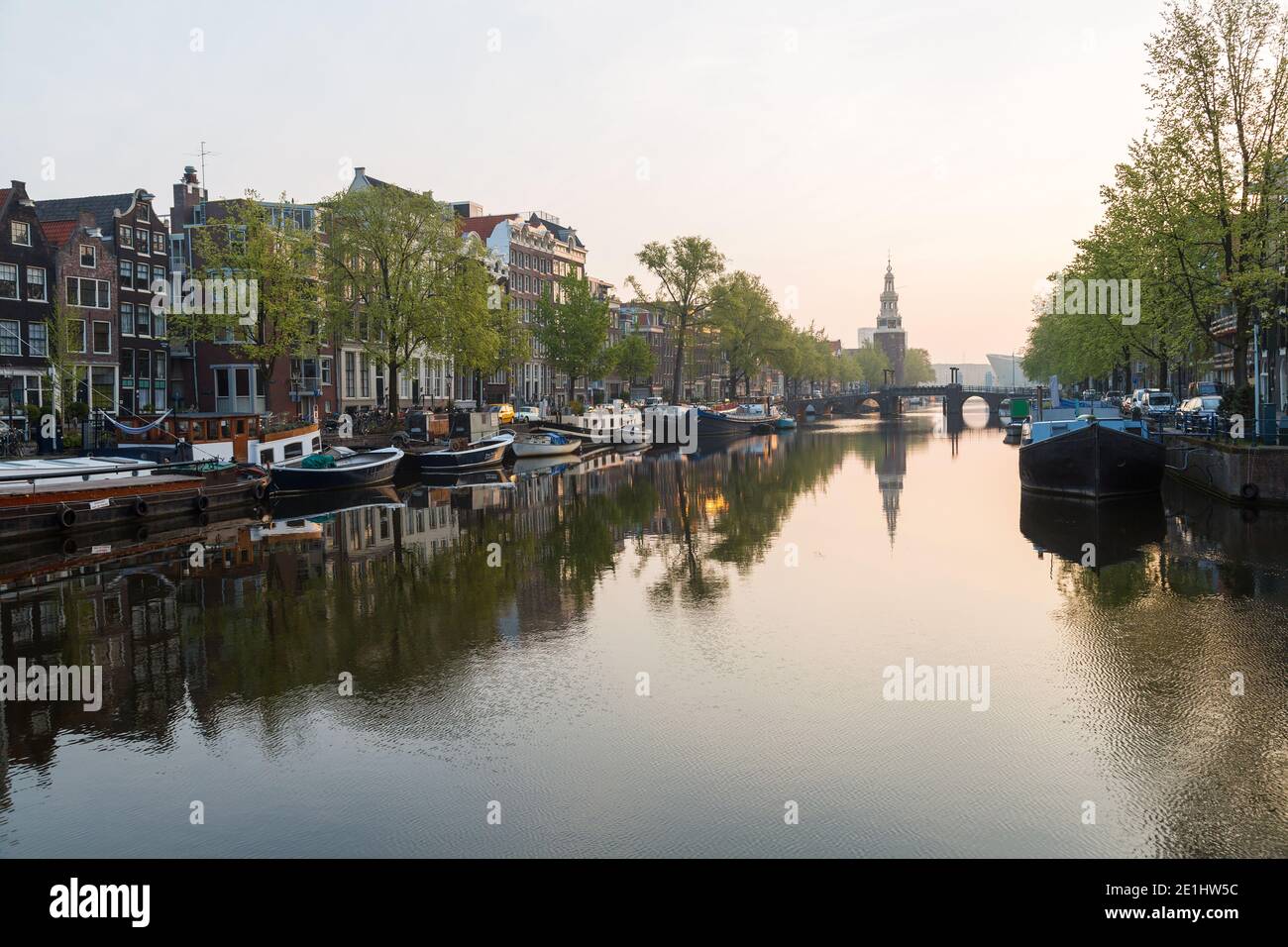 Le canal Oudeschans d'Amsterdam avec la tour Montelbaanstoren l'arrière-plan Banque D'Images