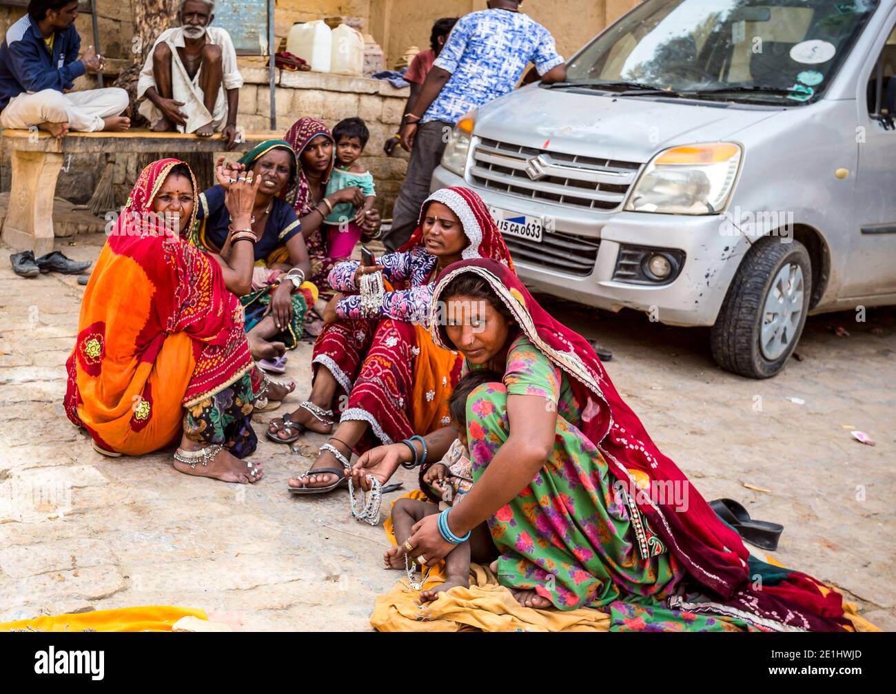 Des femmes Rajasthani habillées et colorées vendent des bijoux faits main sur le pied du fort Jaisalmer, en Inde. Photo prise le 12 août 2018. Banque D'Images