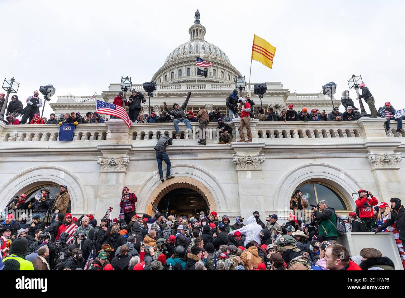 Washington DC, États-Unis. 06e janvier 2021. Des manifestants ont vu tout le bâtiment du Capitole où des partisans de Trump se sont révolté et ont violé le Capitole. Les émeutiers ont brisé les fenêtres et ont violé le bâtiment du Capitole pour tenter de renverser les résultats des élections de 2020. La police a utilisé des boutons et des grenades à gaz lacrymogènes pour finalement disperser la foule. Les émeutiers utilisaient des barres métalliques et du gaz lacrymogène aussi bien contre la police. (Photo de Lev Radin/Pacific Press) crédit: Pacific Press Media production Corp./Alay Live News Banque D'Images