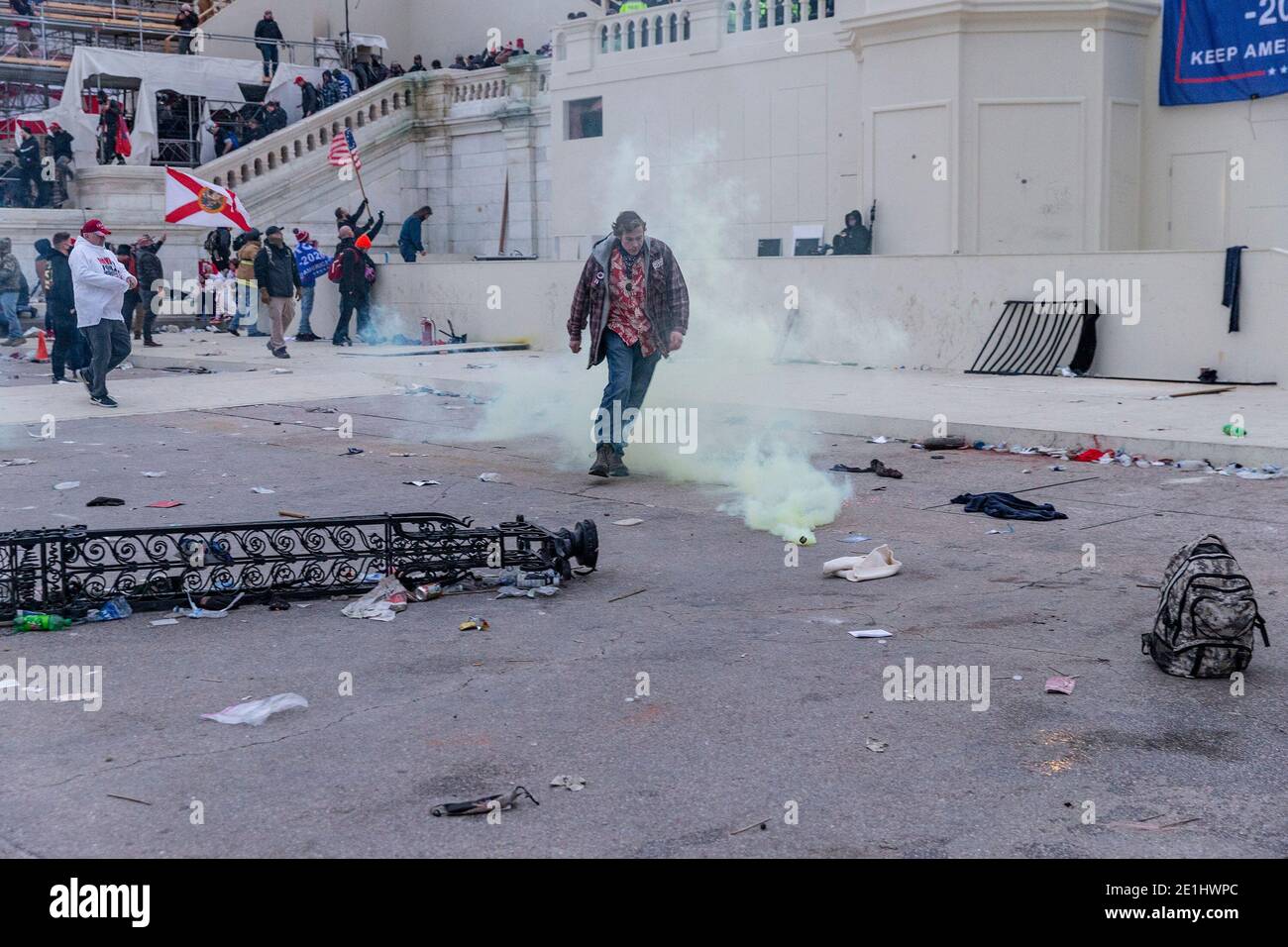 Washington DC, États-Unis. 06e janvier 2021. Les partisans de Trump se promène à la grenade à gaz lacrymogène devant le bâtiment du Capitole, où les partisans de Trump s’émeuvent et ont violé le Capitole. Les émeutiers ont brisé les fenêtres et ont violé le bâtiment du Capitole pour tenter de renverser les résultats des élections de 2020. La police a utilisé des boutons et des grenades à gaz lacrymogènes pour finalement disperser la foule. Les émeutiers utilisaient des barres métalliques et du gaz lacrymogène aussi bien contre la police. (Photo de Lev Radin/Pacific Press) crédit: Pacific Press Media production Corp./Alay Live News Banque D'Images