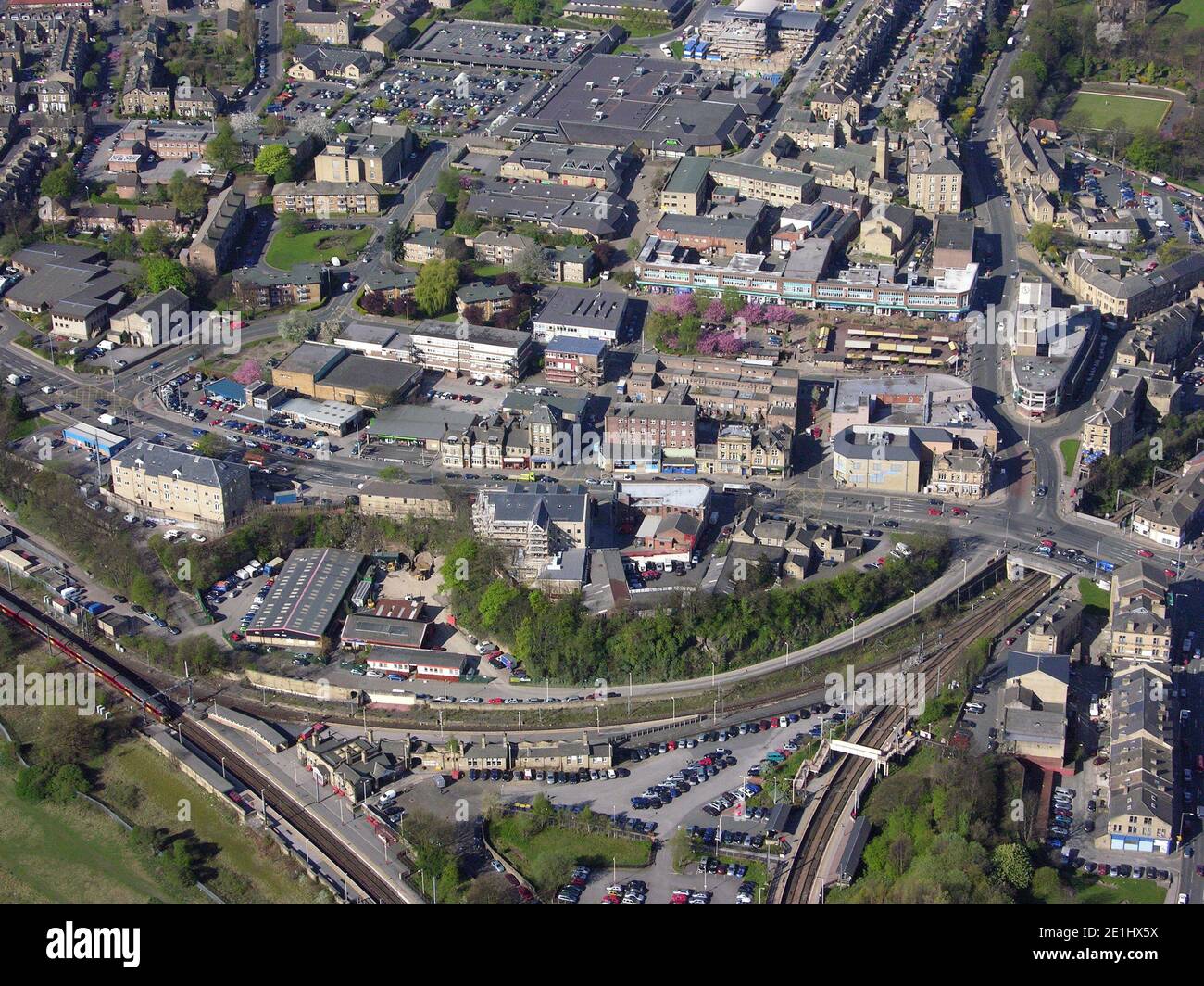 Vue aérienne du centre-ville de Shipley avec la gare dans le très proche premier plan, près de Bradford, West Yorkshire Banque D'Images