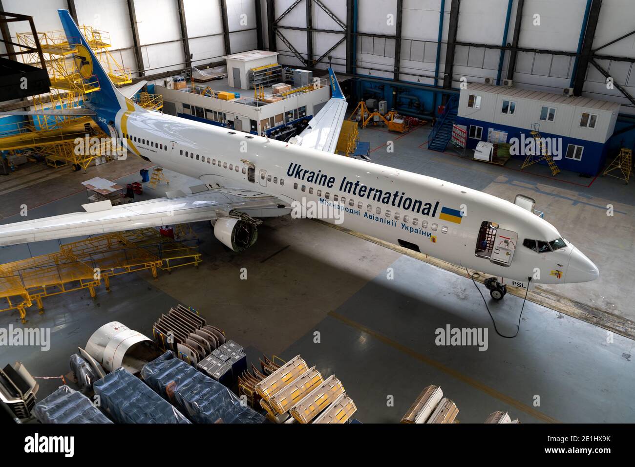 Ukraine, Kiev - 25 novembre 2020 : Boeing 737-90ER UR-PSL en hangar. L'avion est dans le hangar pour la réparation technique et l'entretien. Diagnostics Banque D'Images