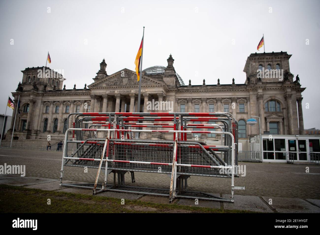 Berlin, Allemagne. 07 janvier 2021. Les barrières sont empilées devant le bâtiment du Reichstag. Après les émeutes au Capitole, les mesures de sécurité devant le Bundestag n'ont pas encore été visiblement renforcées. Credit: David Hutzler/dpa/Alay Live News Banque D'Images