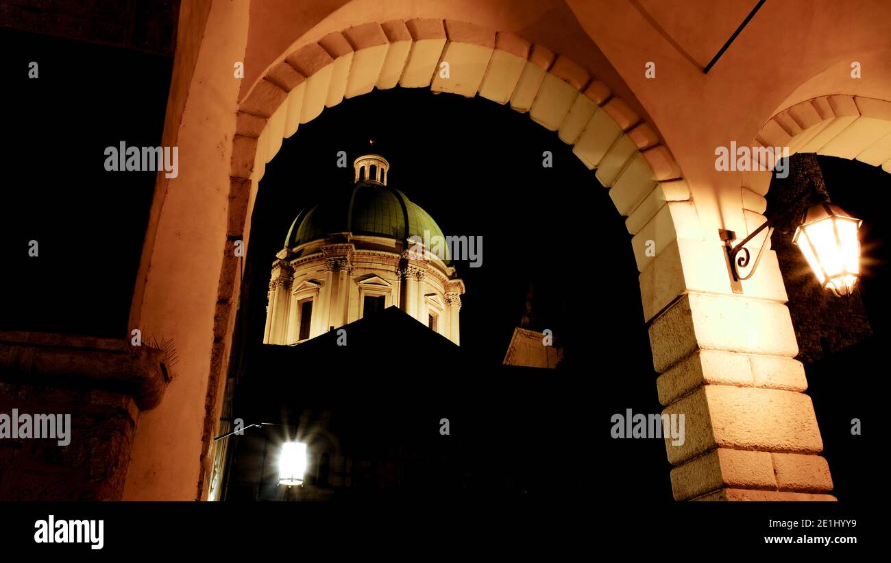 Brescia - octobre : vue nocturne du Duomo depuis le Palazzo Broletto Banque D'Images