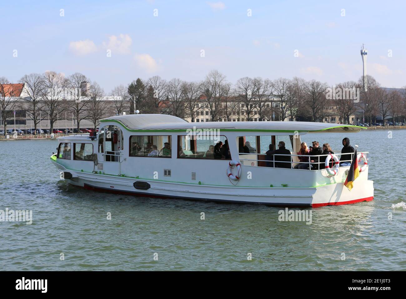 HANOVRE, ALLEMAGNE-MARS 30: Femmes et hommes profitant de la promenade en bateau au lac de Maschsee .Mars 30,2018 à Hanovre, Allemagne. Banque D'Images