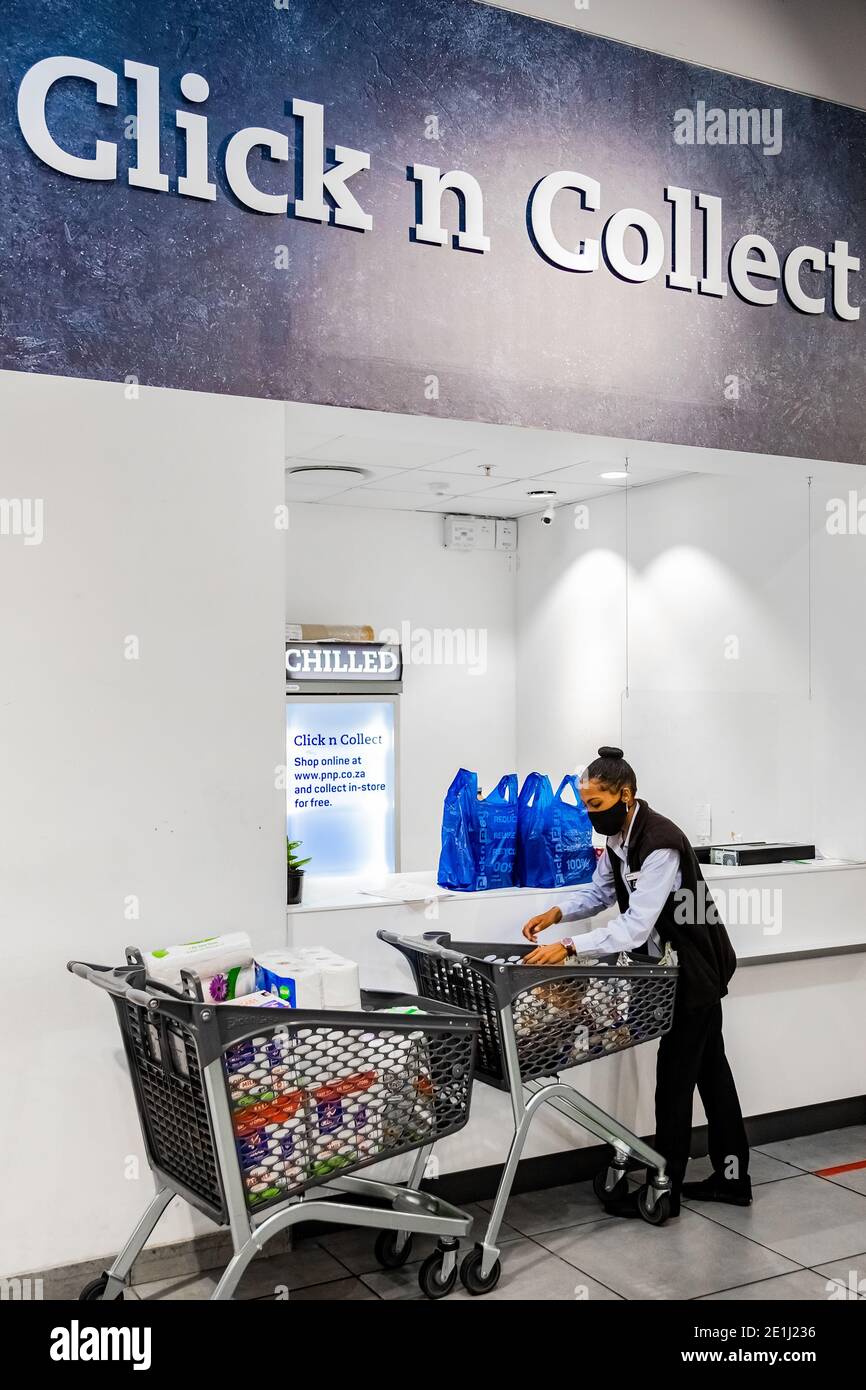 Cape Town, Afrique du Sud - 10 décembre 2020 : un membre du personnel vérifie la commande d'épicerie en ligne pour le service de livraison express à domicile au niveau local de Pick n Pay supermar Banque D'Images