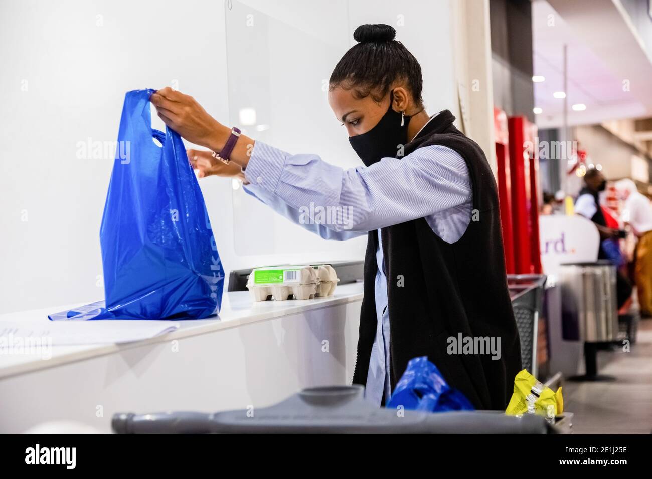 Cape Town, Afrique du Sud - 10 décembre 2020 : un membre de Toff vérifie la commande d'épicerie en ligne pour le service de livraison express à domicile à la supermarque de Pick n Pay locale Banque D'Images