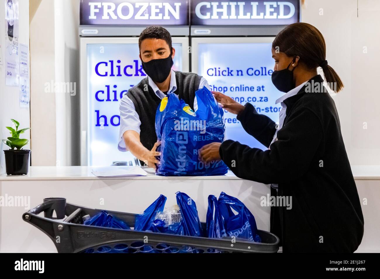 Cape Town, Afrique du Sud - 10 décembre 2020 : un membre de Toff vérifie la commande d'épicerie en ligne pour le service de livraison express à domicile à la supermarque de Pick n Pay locale Banque D'Images