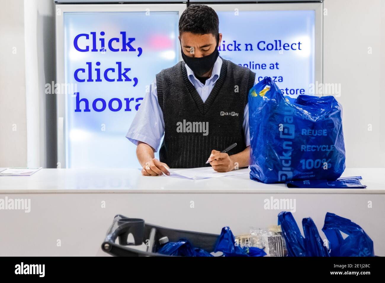 Cape Town, Afrique du Sud - 10 décembre 2020 : un membre du personnel vérifie la commande d'épicerie en ligne pour le service de livraison express à domicile au niveau local de Pick n Pay supermar Banque D'Images