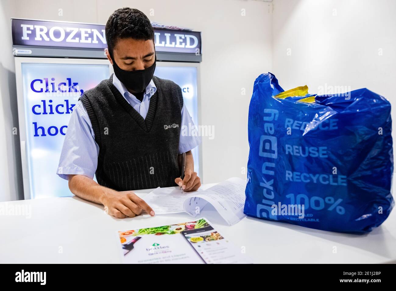 Cape Town, Afrique du Sud - 10 décembre 2020 : un membre du personnel vérifie la commande d'épicerie en ligne pour le service de livraison express à domicile au niveau local de Pick n Pay supermar Banque D'Images