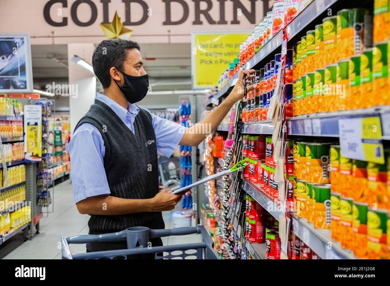 Cape Town, Afrique du Sud - 10 décembre 2020 : membre du personnel qui cueille les produits d'épicerie de l'étagère pour un service de livraison express à domicile au service local Pick n Pay su Banque D'Images