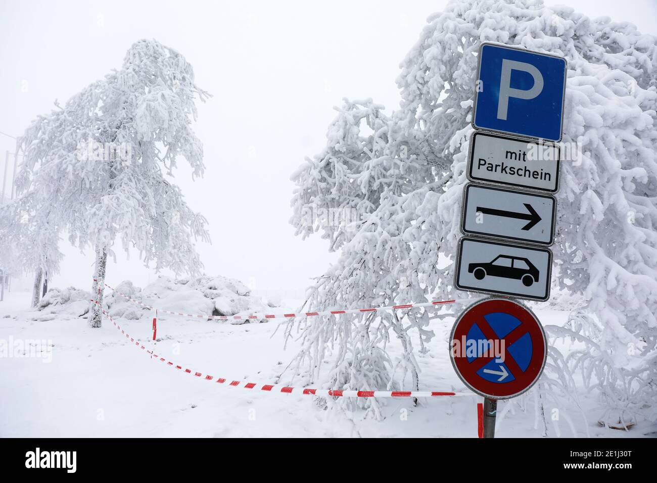 Winterberg, Allemagne. 07 janvier 2021. Un parking sur le Kahler Asten est fermé. Les stations de sports d'hiver et les destinations d'excursion en Rhénanie-du-Nord-Westphalie se préparent à une éventuelle ruée le week-end prochain. Credit: Oliver Berg/dpa/Alay Live News Banque D'Images