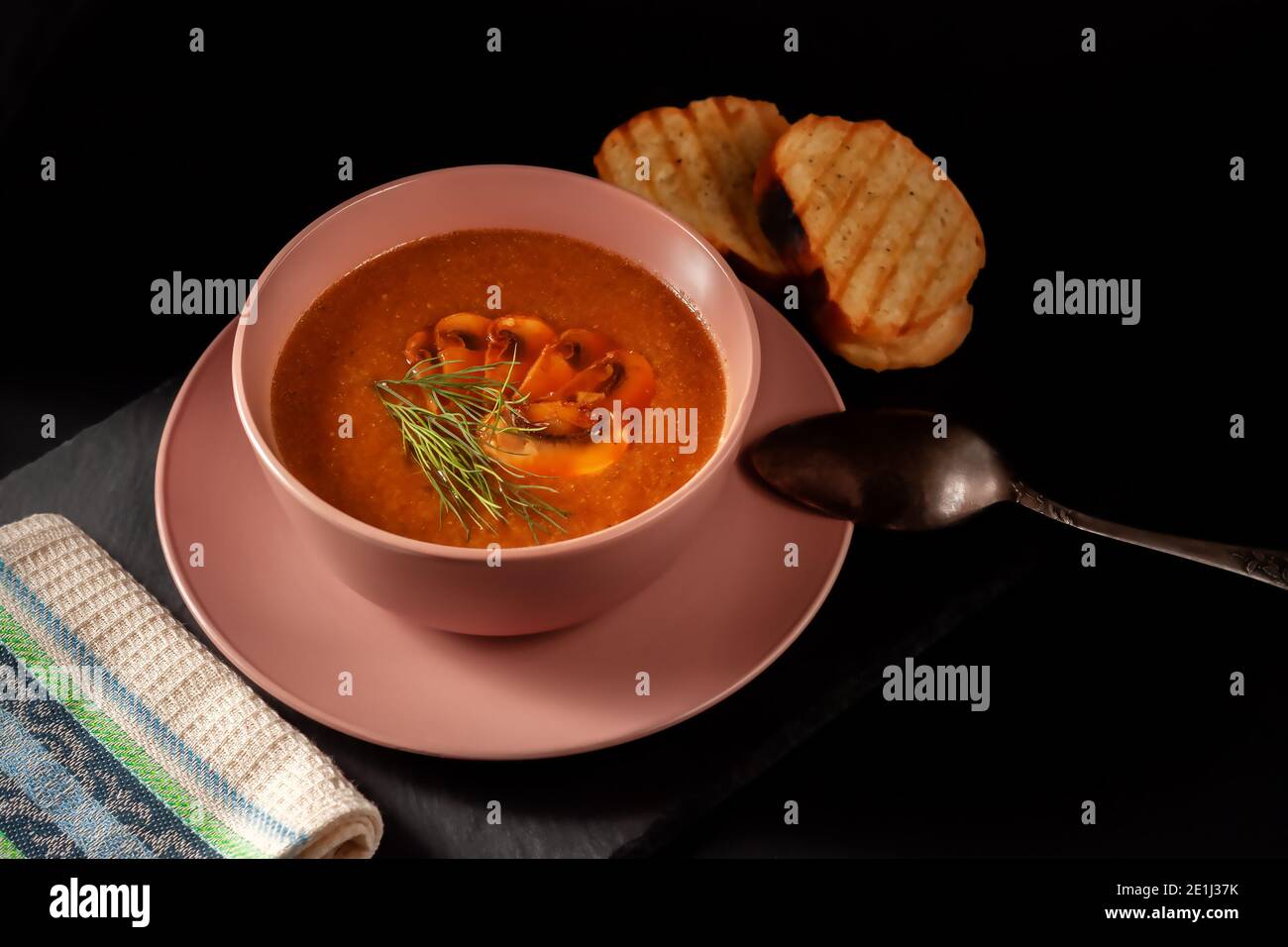 Soupe de purée de champignons frais avec légumes, aneth et pain grillé Banque D'Images