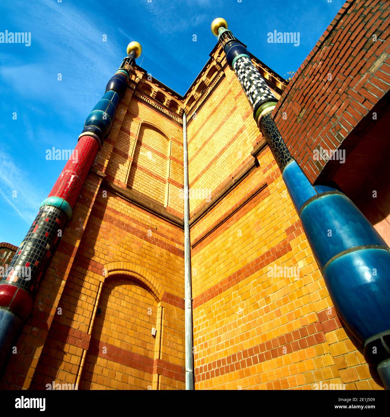 Uelzen, Allemagne, 18 décembre 2020 : gros plan de colonnes à l'entrée de la gare d'Uelzen, Allemagne, conçu par l'artiste Friedensre Banque D'Images