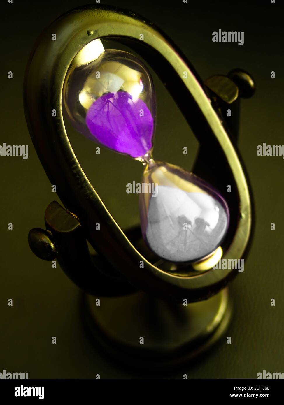 Sabler horloge en violet, noir et blanc Banque D'Images Sabler horloge en violet, noir et blanc Banque D'Images