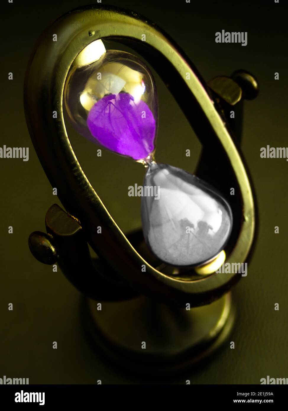 Sabler horloge en violet, noir et blanc Banque D'Images Sabler horloge en violet, noir et blanc Banque D'Images
