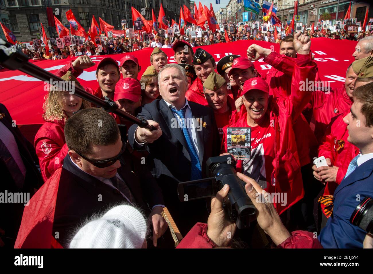 Moscou, Russie. 9 mai 2015 député de la Douma d'Etat et chef de la faction LDPR Vladimir Volfovich Zhirinovsky prend un selfie à la tête de la colonne du 'Immortal Regiment' marche sur la rue Tverskaya à Moscou, Russie Banque D'Images