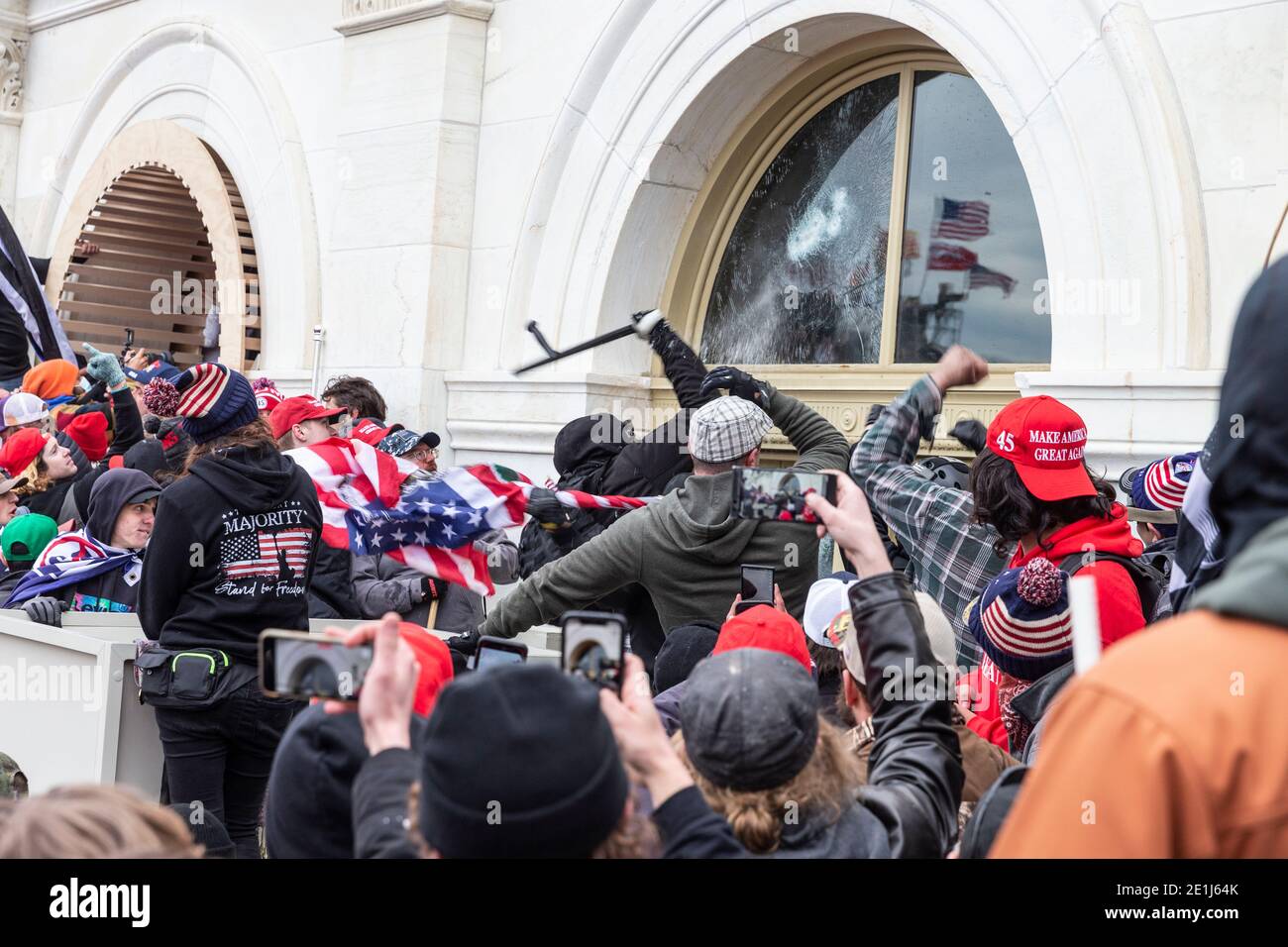 Washington, DC - 6 janvier 2021 : les manifestants pro-Trump brisent les fenêtres du Capitole Banque D'Images
