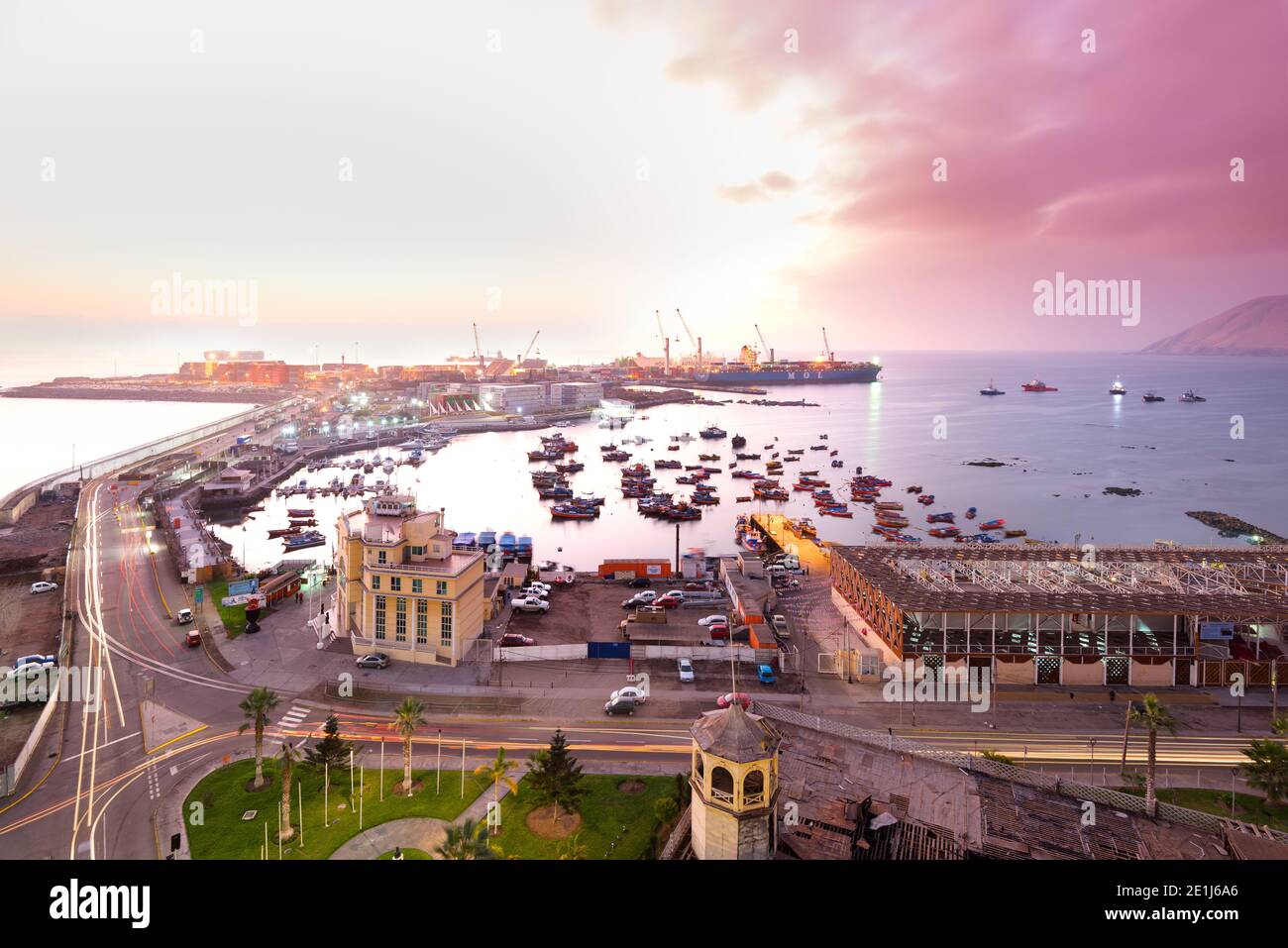 Iquique, région de Tarapaca, Chili - Port d'Iquique au crépuscule dans le nord du Chili. Banque D'Images