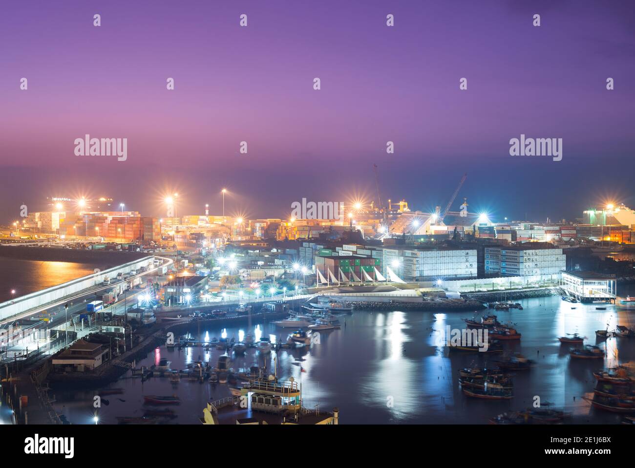 Iquique, région de Tarapaca, Chili - Port d'Iquique la nuit dans le nord du Chili. Banque D'Images