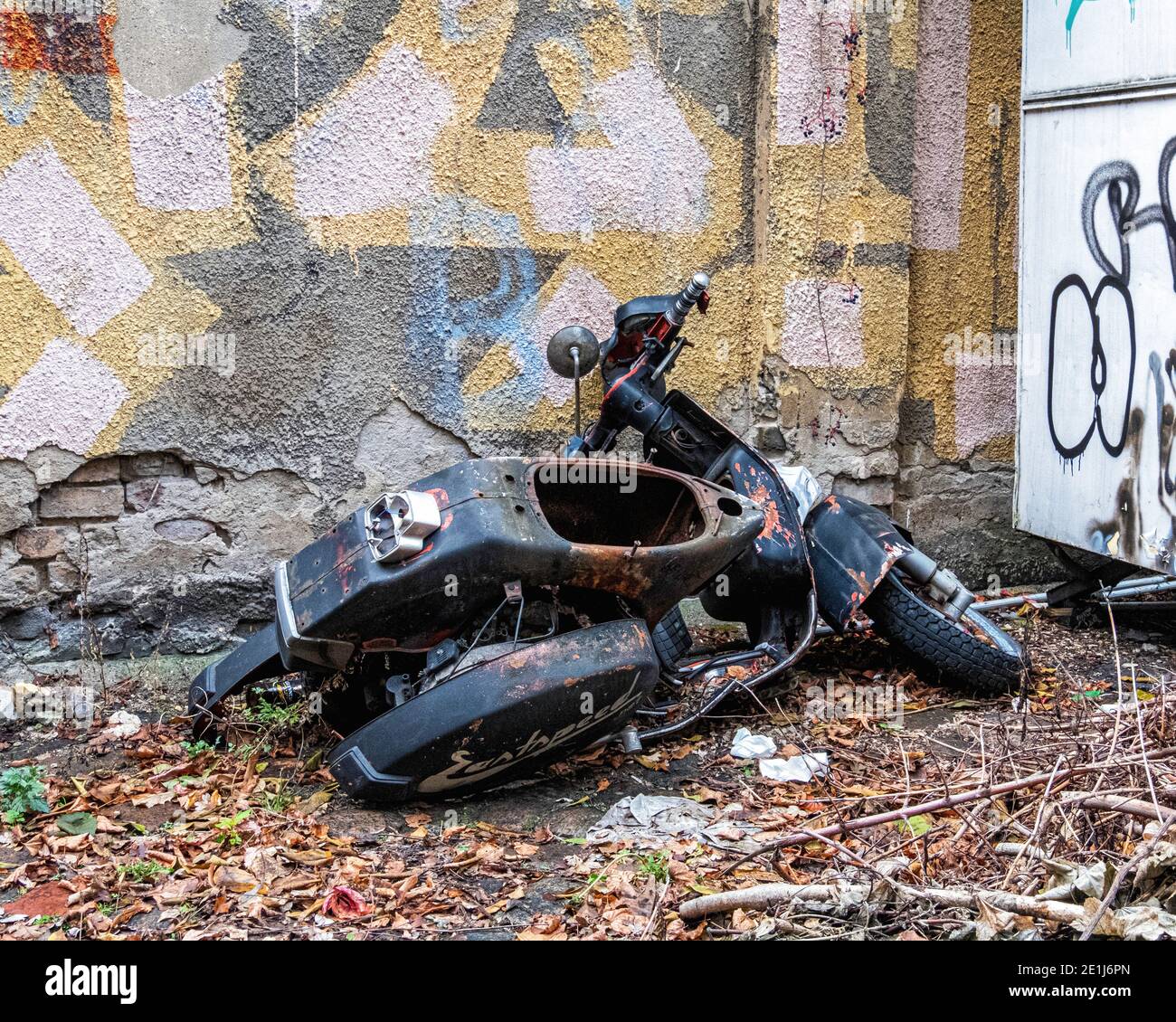 Vieux scooter et graffiti dans la cour arrière de .FIT Freie internationale Tankstelle, Prenzlauer Berg, Berlin, Allemagne Banque D'Images