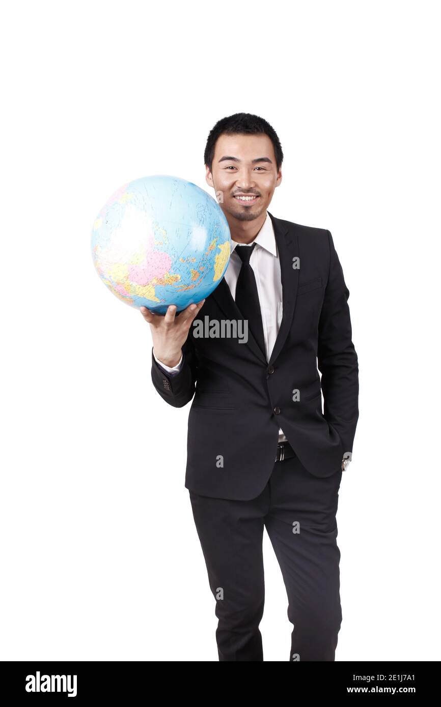 Un jeune homme d'affaires tenant des photos de haute qualité de globe terrestre Banque D'Images