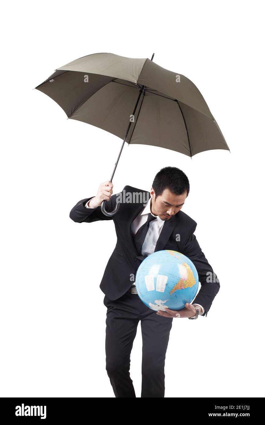 Jeune homme d'affaires tenant un globe terrestre et un parapluie photo de haute qualité Banque D'Images