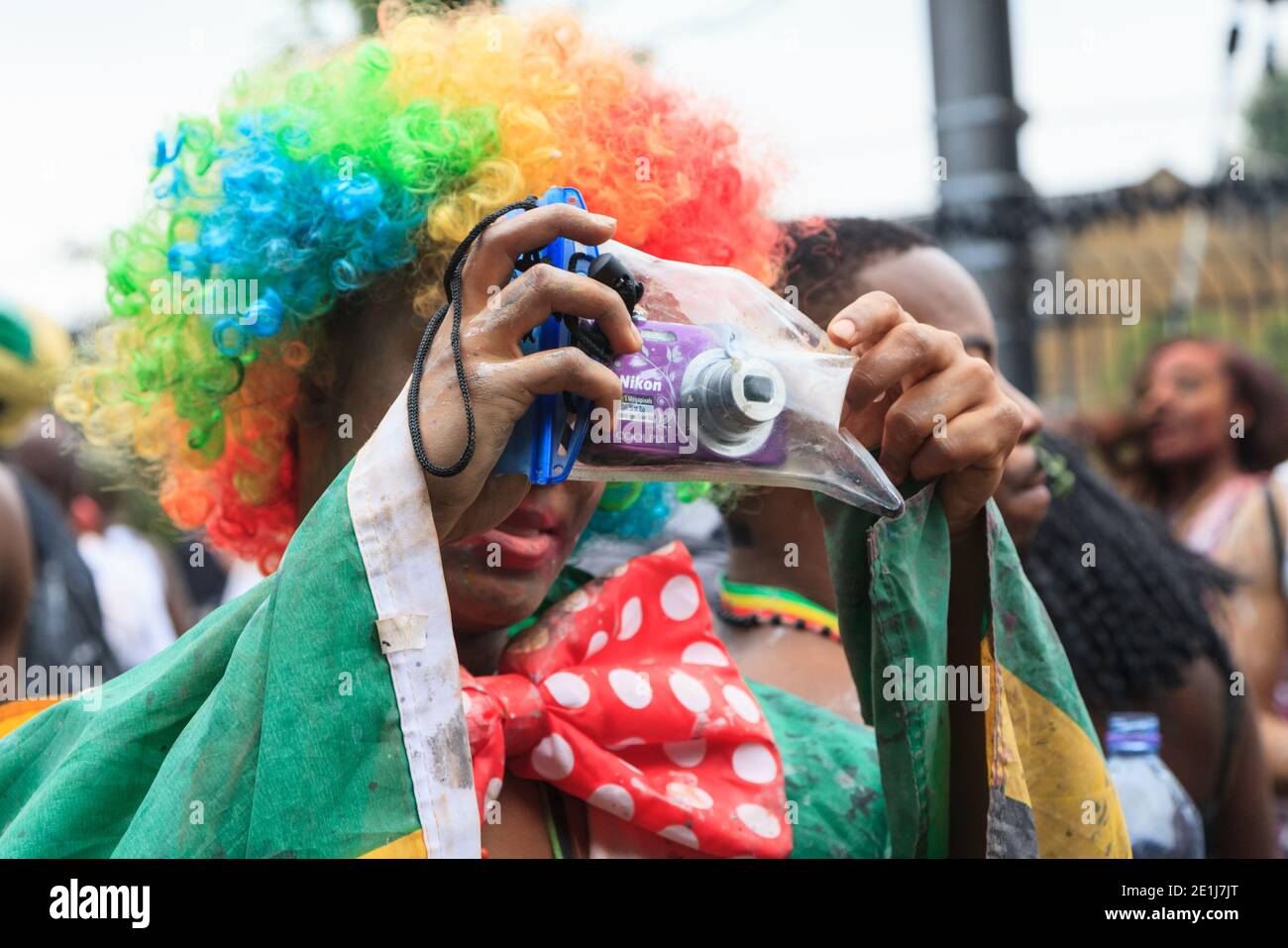 Fêtards en costume prend des photos au Notting Hill Carnival, Londres, Angleterre, Royaume-Uni Banque D'Images