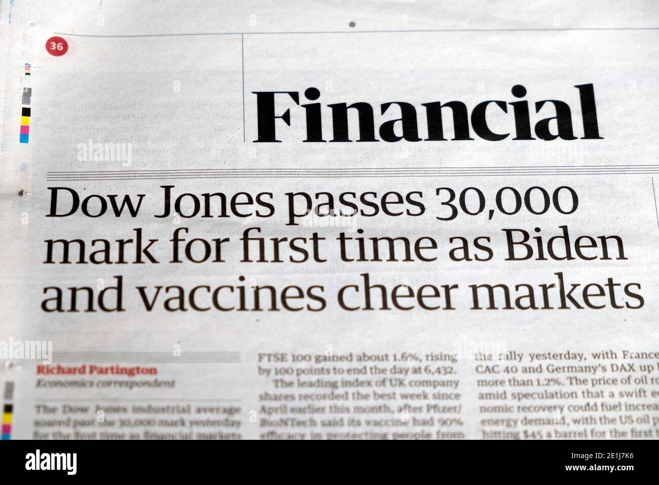 « pour la première fois, « Dow Jones passe la note 30,000 » en tant que Biden Et les vaccins applaudissent les gros titres du journal Financial Guardian 25 novembre 2020 à Londres, Royaume-Uni Banque D'Images