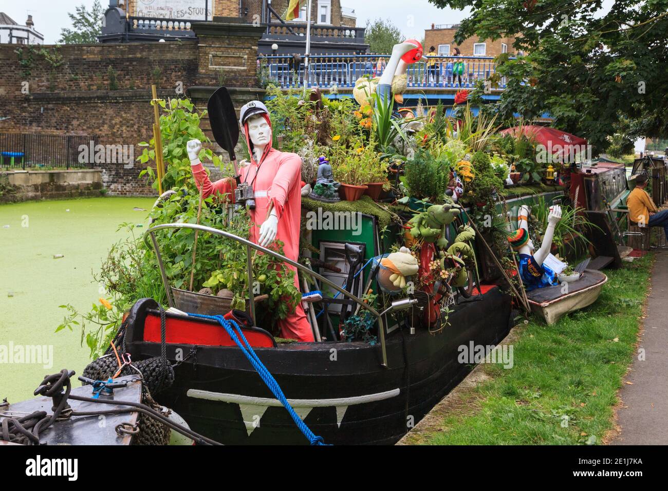 Péniche avec toit vert et plantes sur le Grand Union Canal, Westbourne Park, Londres, Royaume-Uni Banque D'Images