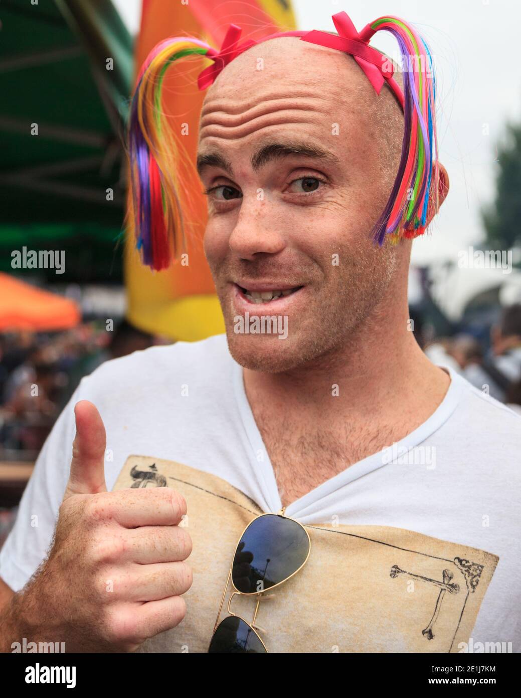 Fêtant les hommes dans le groupe Silly alice avec des queues de poney colorées et girly au Notting Hill Carnival, Londres, Royaume-Uni Banque D'Images
