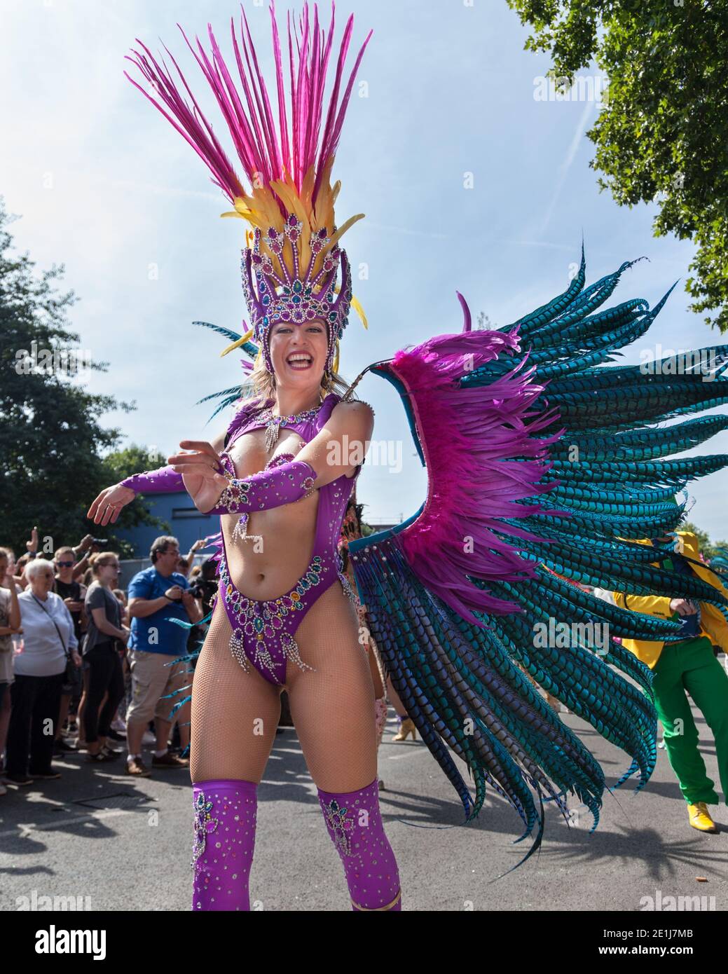 Une participante au défilé de danse colorée au Notting Hill Carnival, Londres, Royaume-Uni Banque D'Images