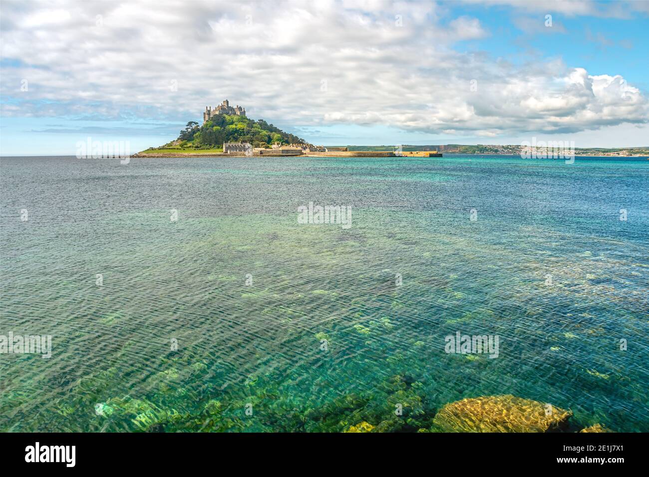 Vue lointaine sur le mont St.Michaels, Cornouailles, Angleterre Banque D'Images