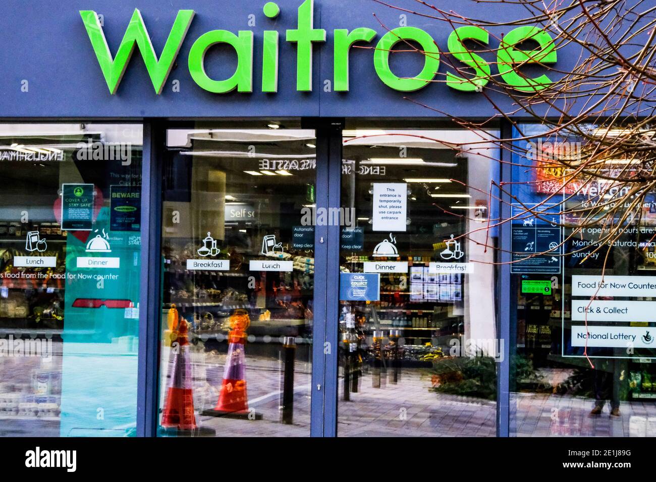 Leatherhead Surrey, Londres, Royaume-Uni, John Lewis Waitrose Supermarket High Street Retail Chain logo réduit la fréquentation lors du Lockdown de Covid-19 Banque D'Images