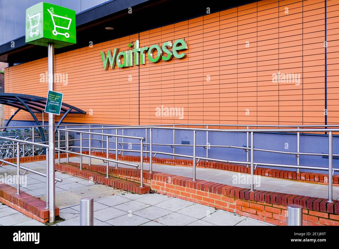 Leatherhead Surrey, Londres, Royaume-Uni, John Lewis Waitrose Supermarket High Street Retail Chain logo réduit la fréquentation lors du Lockdown de Covid-19 Banque D'Images