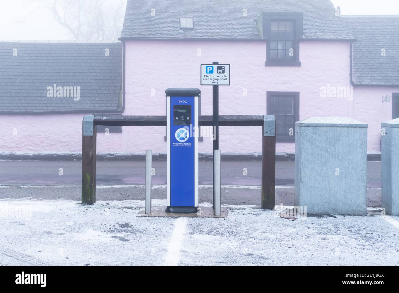 Point de recharge de véhicule électrique dans un village rural, Killén, Stirlingshire, Écosse, Royaume-Uni en hiver Banque D'Images