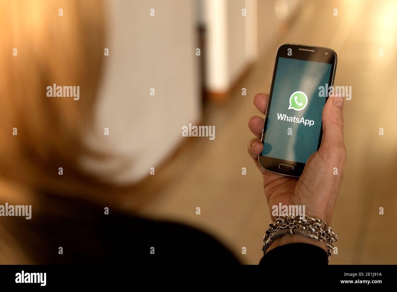 BARCELONE, ESPAGNE - 13 SEPTEMBRE 2017 : femme âgée avec un smartphone dans ses mains et une application whatsapp à l'écran. Technologie. Communications. Banque D'Images