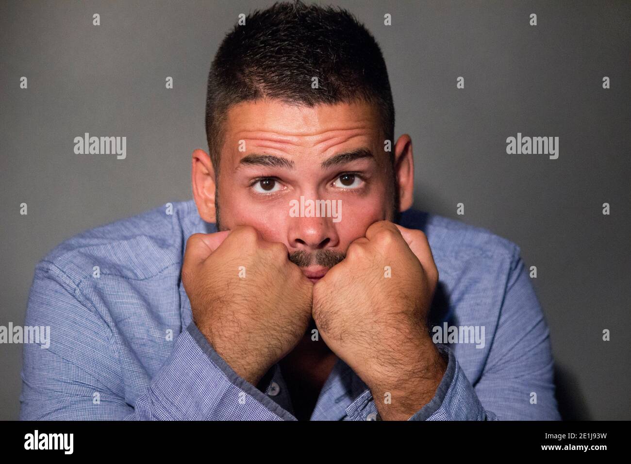 homme inquiet Banque D'Images