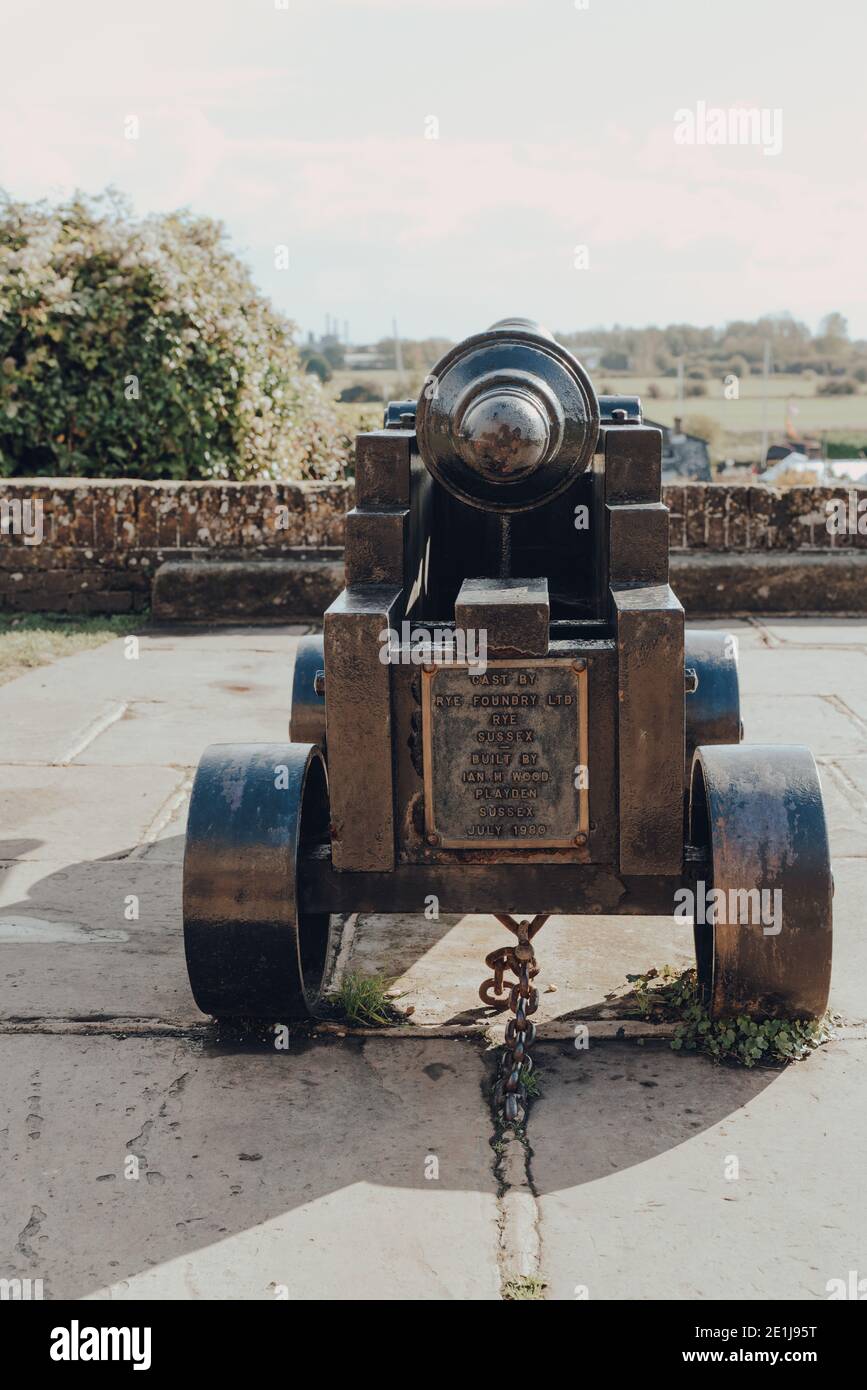 Seigle, Royaume-Uni - 10 octobre 2020 : Cannon à la Tour Ypres à Rye, l'une des villes médiévales les mieux préservées de East Sussex, Angleterre. Contre le ciel, foc sélectif Banque D'Images