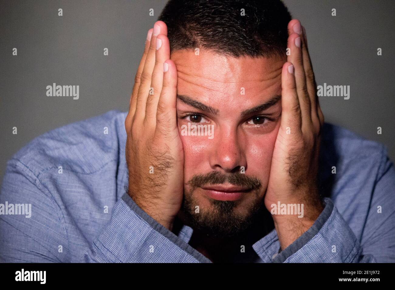homme inquiet Banque D'Images