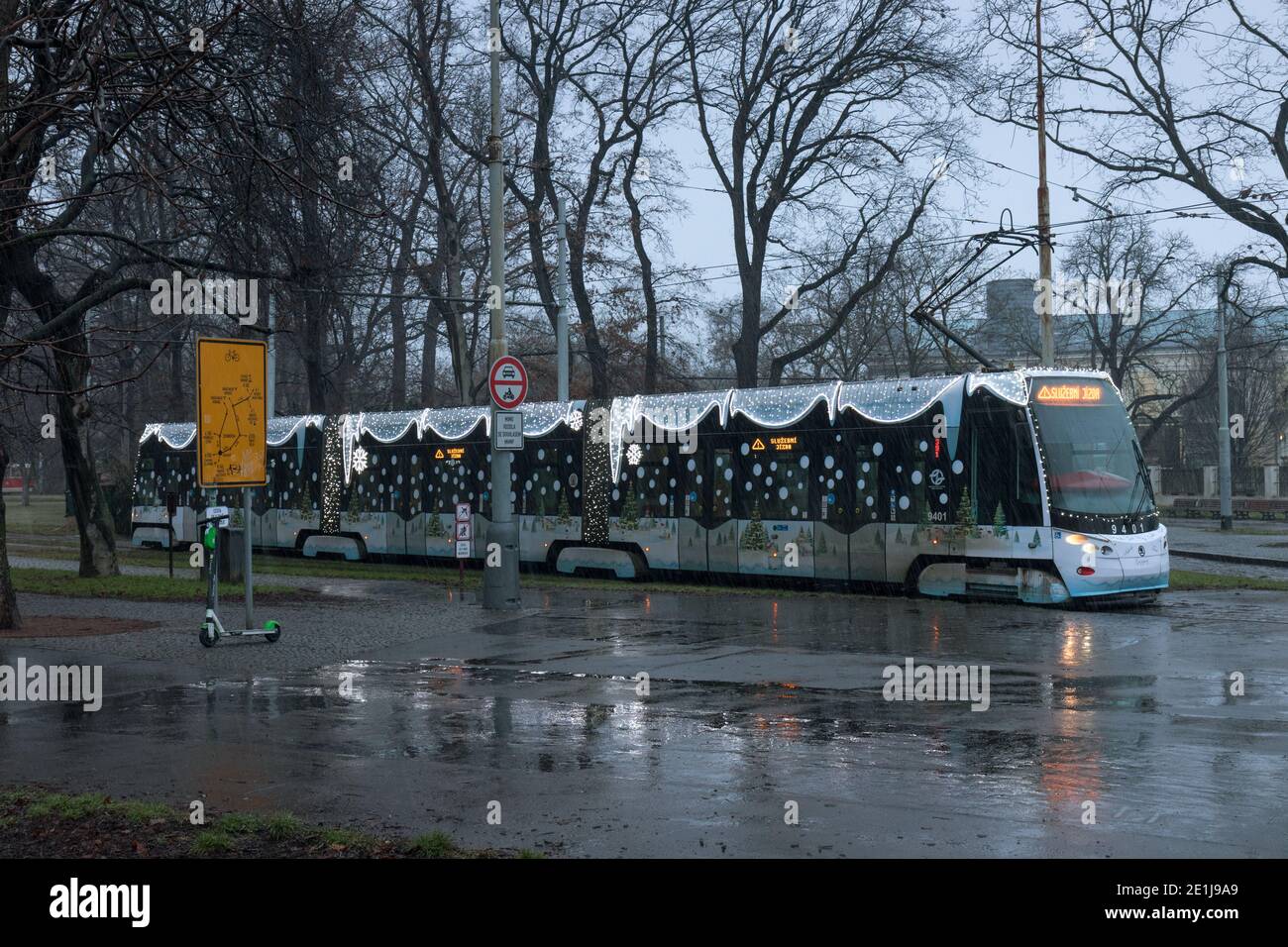 PRAGUE - 6 janvier : tram Skoda 15T avec décoration de Noël le 6 janvier 2021 à Vystaviste, Holesovice, Prague, République Tchèque. Banque D'Images