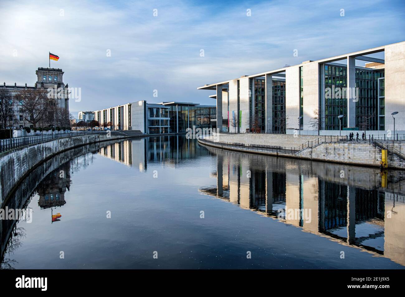 Bâtiments gouvernementaux - Reichstag, Paul-lobe-Haus et Marie-Elisabeth-Luders-Haus à côté de la rivière Spree - Mitte, Berlin, Allemagne. Banque D'Images