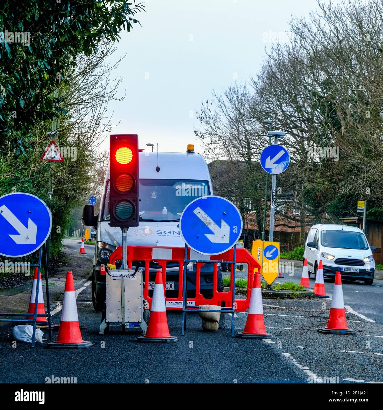Leatherhead Surrey, Londres, Royaume-Uni janvier 07 2021, travaux routiers essentiels et feux de circulation avec One Lane fermés Banque D'Images