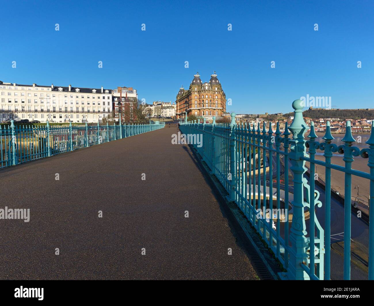 Vue sur le pont Spa surélevé avec le Grand Hotel en arrière-plan Banque D'Images