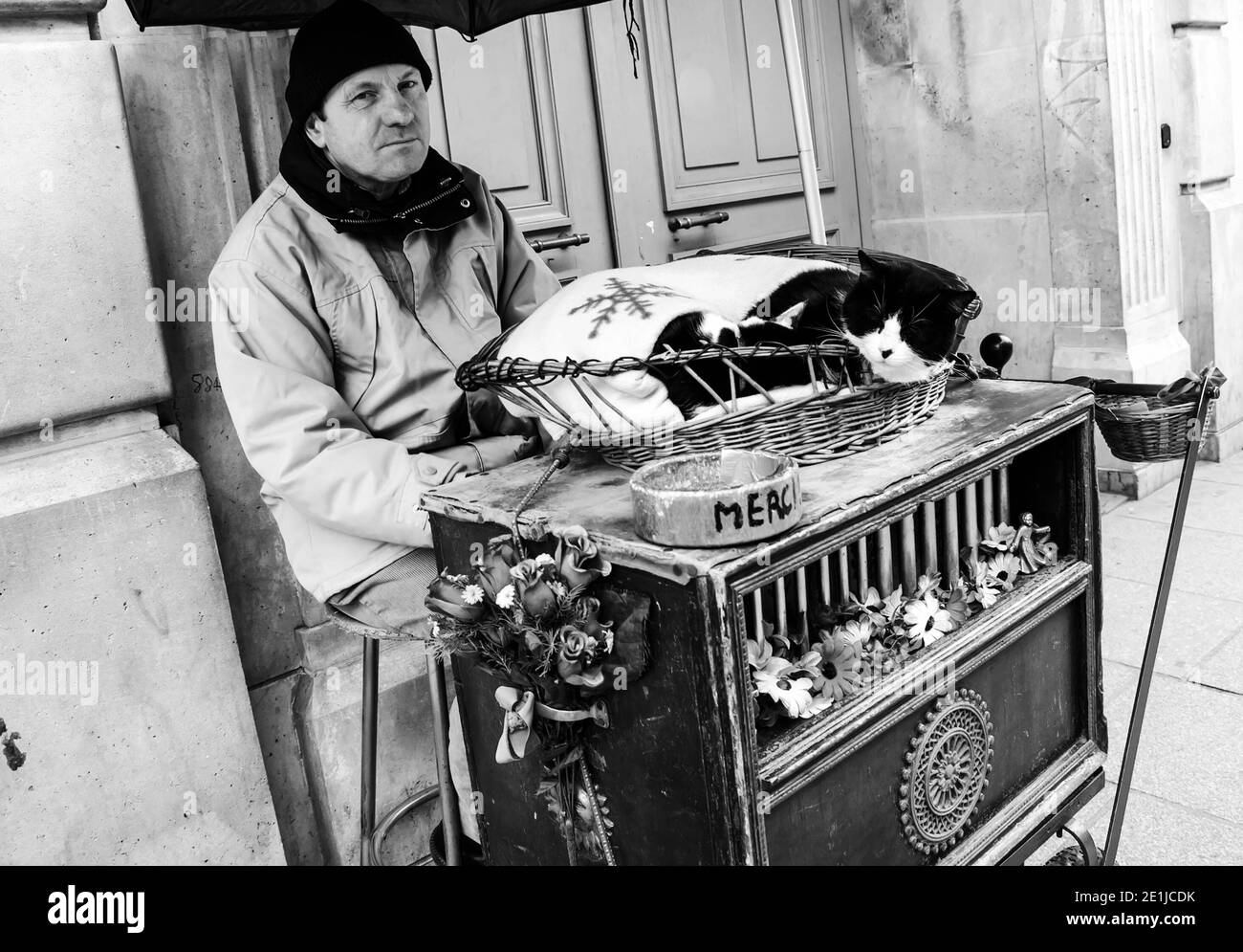 Paris Organ Grinder Banque D Image Et Photos Alamy Paris Organ Grinder Banque D Image Et Photos Alamy