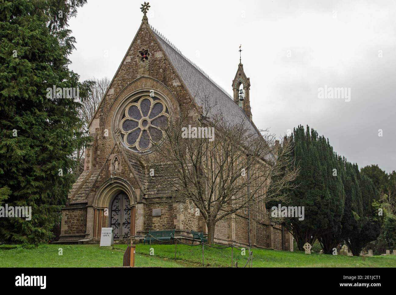 Vue sur l'entrée ouest de l'église historique de Saint Mary dans le joli village d'Itchen Stoke dans le Hampshire par une journée d'automne nuageux. L'église i Banque D'Images