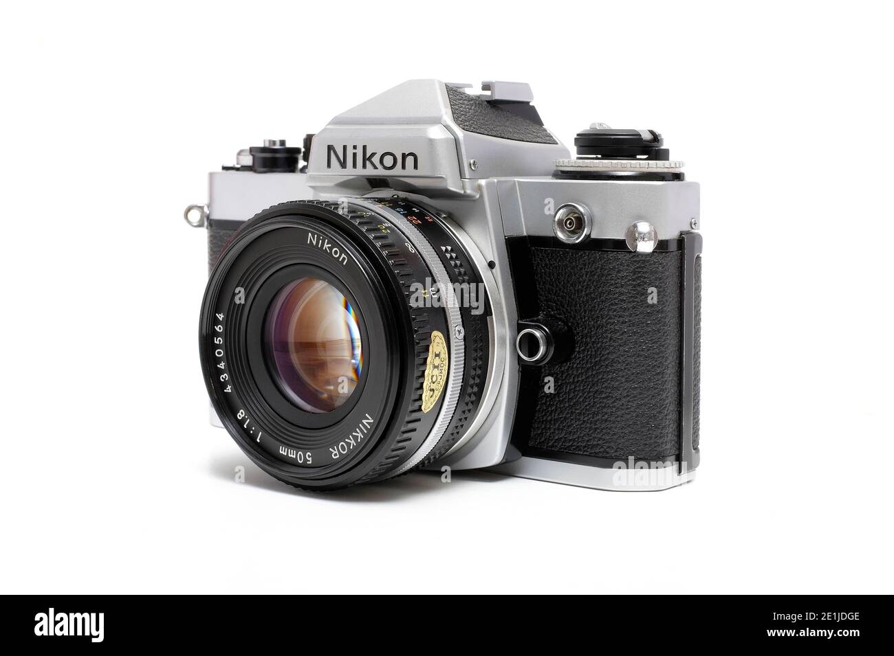 Appareil photo à film classique Nikon FE 35 mm et objectif 50 mm f1.8 sur  fond blanc Photo Stock - Alamy