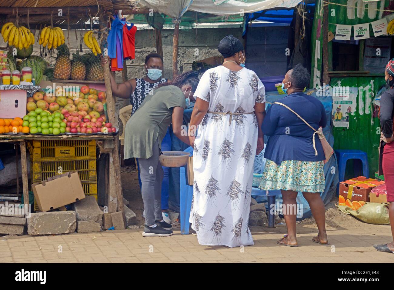 Les femmes kenyanes font leurs courses de fruits et légumes Banque D'Images